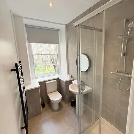 Six Bedroom Flat On John Street - Flat 1 * Bristol