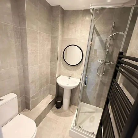 Six Bedroom Flat On John Street - Flat 1 *