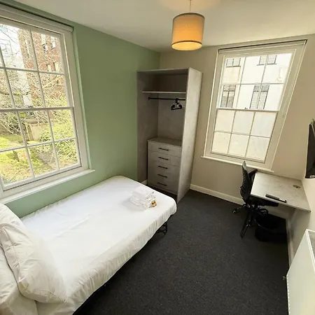 Апартаменти Six Bedroom Flat On John Street - Flat 1 *