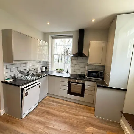 Апартаменти Six Bedroom Flat On John Street - Flat 1 *