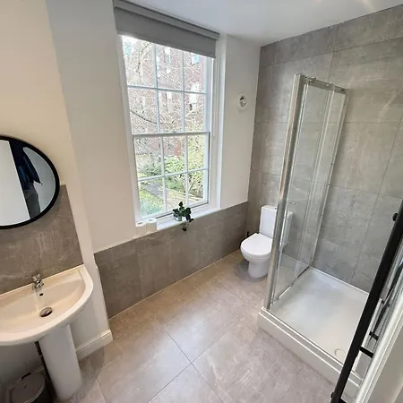 Апартаменти Six Bedroom Flat On John Street - Flat 1 *