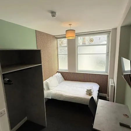 Апартаменти Six Bedroom Flat On John Street - Flat 1 *
