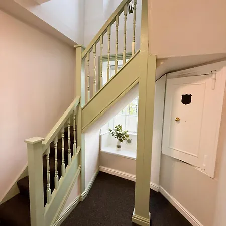 Six Bedroom Flat On John Street - Flat 1