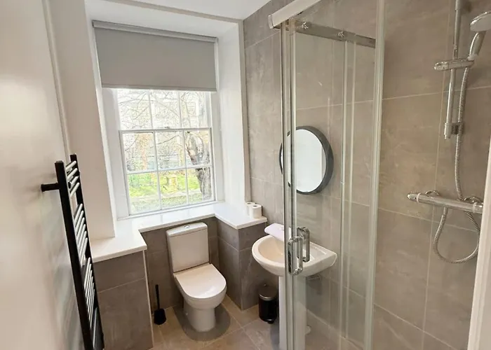 Six Bedroom Flat On John Street - Flat 1 * Bristol