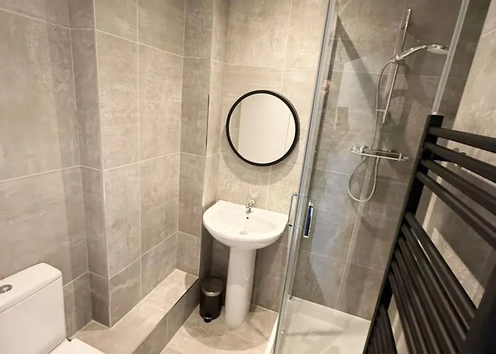 Six Bedroom Flat On John Street - Flat 1 *