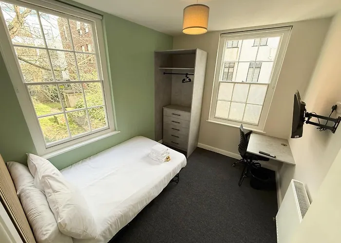 Apartment Six Bedroom Flat On John Street - Flat 1 *