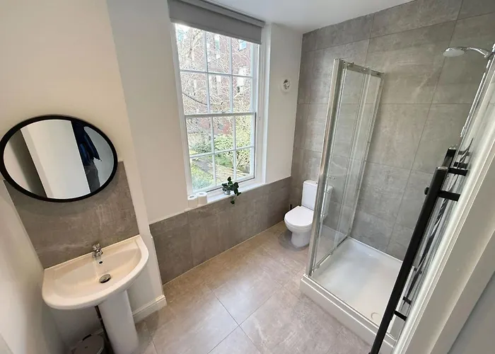Apartment Six Bedroom Flat On John Street - Flat 1 *