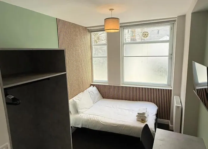 Apartment Six Bedroom Flat On John Street - Flat 1 *