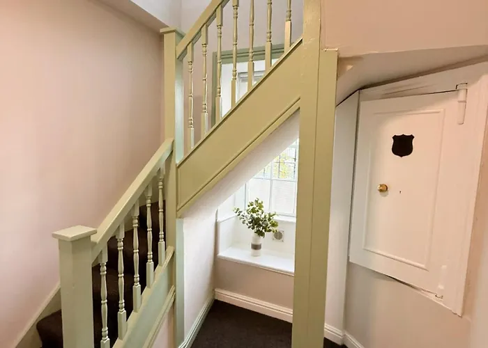 Six Bedroom Flat On John Street - Flat 1