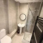 Six Bedroom Flat On John Street - Flat 1 *